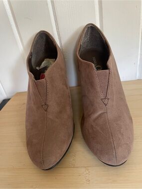 Nine & Co Slip-On Suede  Ankle wedge Booties in Brown size 6.5